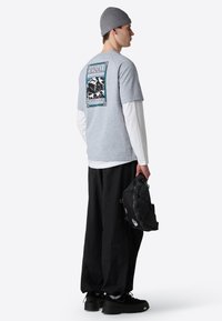 The North Face M SS NORTH FACES TEE - T-shirts print - tnf light grey heather