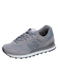 Scarpa sportiva grigia con tomaia in mesh e suede, punta arrotondata e suola intermedia bianca. Logo "N" ben visibile sul lato e suola texture.