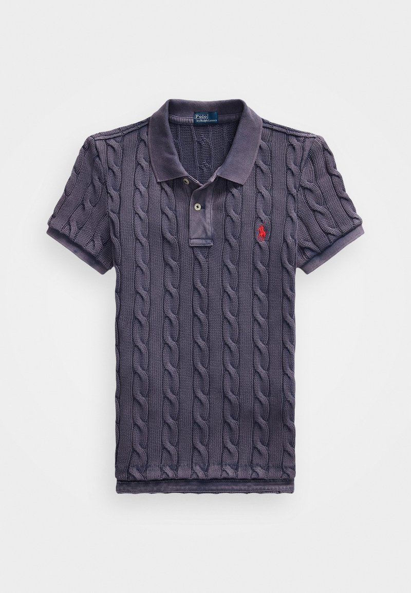 Polo shirt navy con texture a maglia a treccia, piegato con colletto e due bottoni. Presenta un piccolo logo rosso sul lato sinistro del petto.
