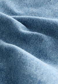 Helehall sinises toonis teksariie peene tekstuuri ja horisontaalse koemustriga. Pehme, veidi veniv, sileda pinnaga.