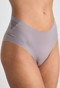 Culotte taille haute en lavande, fabriquée en tissu lisse, avec une taille contournée et un subtil accent rayé à l'arrière.