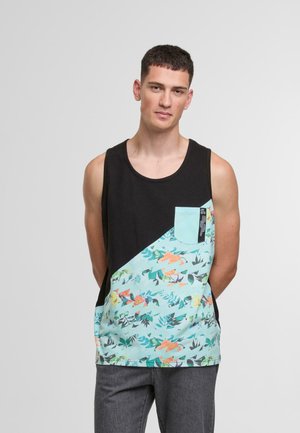 Schwarzes und türkisfarbenes Tanktop mit floralem Muster auf der unteren Hälfte, einer Brusttasche und kontrastierenden Farbblöcken.