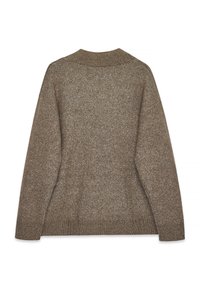 Brūns adīts džemperis ar augstu apkakli, nokrītām plecu šuvēm un ribotām piedurknēm. Tam ir mīksts, teksturēts audums un brīvs piegriezums.