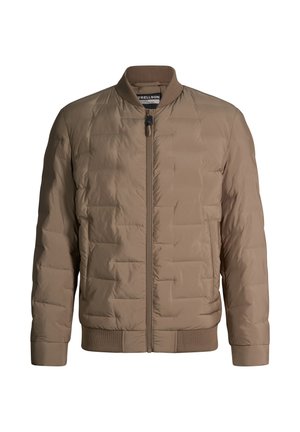 Jasnobrązowa pikowana kurtka bomberka z przednim zamkiem błyskawicznym, ściągaczami na mankietach, dole i kołnierzu, pokazana na jednolitym białym tle.