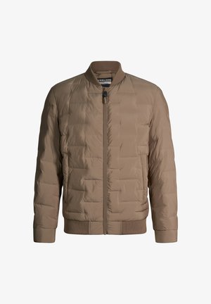 Jasnobrązowa pikowana kurtka bomberka z przednim zamkiem błyskawicznym, ściągaczami na mankietach, dole i kołnierzu, pokazana na jednolitym białym tle.