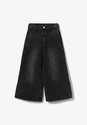 Fekete farmer széles szárú culotte magas derékkal, elülső zsebekkel és finom minta-hatású kidörzsölődéssel. Gombos és cipzáras záródással tervezve.