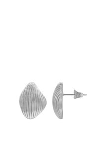 Orecchini a perno in argento a forma di conchiglia, con una texture rigata e una finitura liscia su un lato, dotati di chiusura standard.