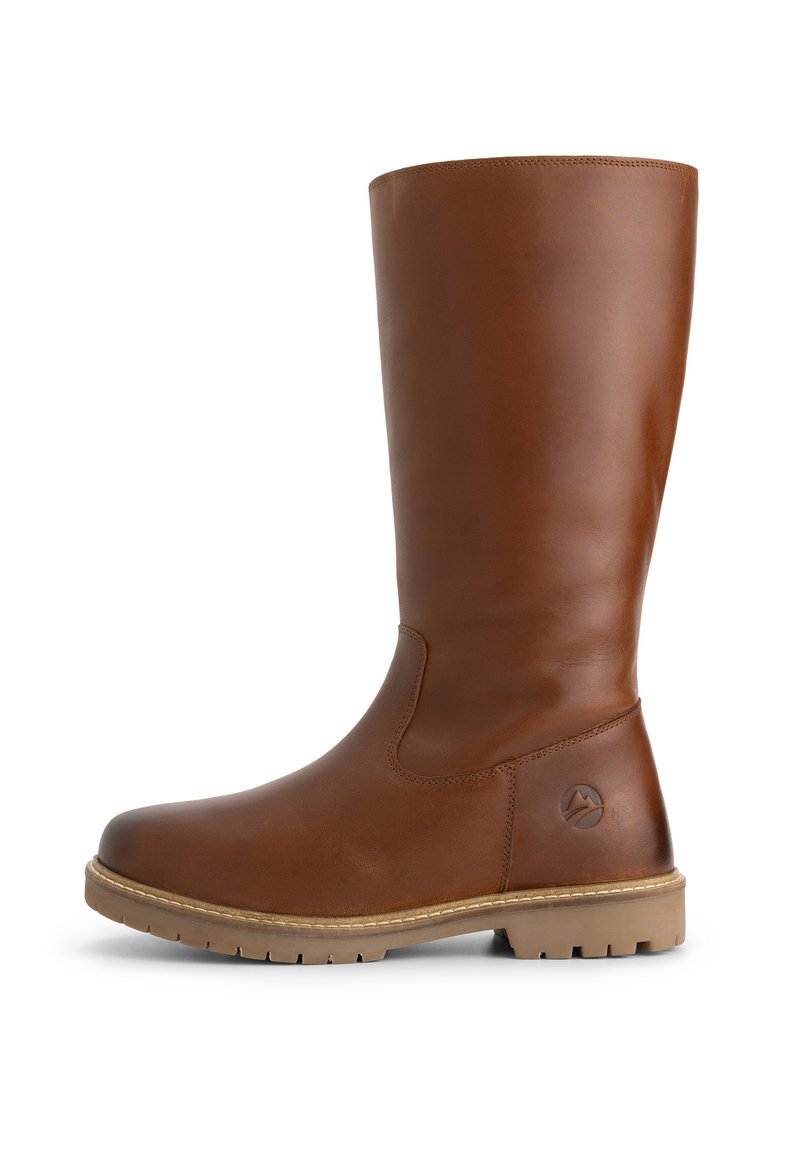 Hoge bruine leren laars met een beige rubberen zool en een klein reliëflogo nabij de hiel, getoond in zijaanzicht.