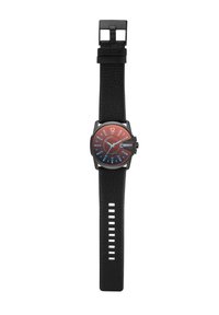 Montre avec bracelet en cuir noir et boîtier géométrique, cadran dégradé rouge à bleu, index horaires blancs et couronne noire. Dotée d'une fermeture à boucle.