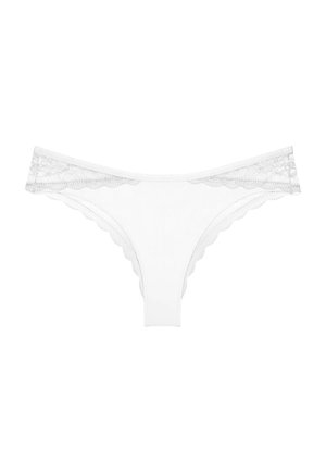 Białe majtki bikini z koronką, wykończone falistymi brzegami i przejrzystym kwiatowym wzorem koronkowym na pasku.