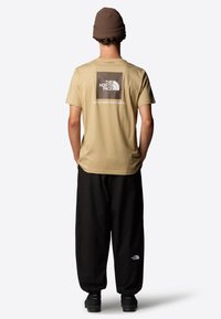The North Face M SS BOX NSE TEE - T-shirts print - khaki stone white dune