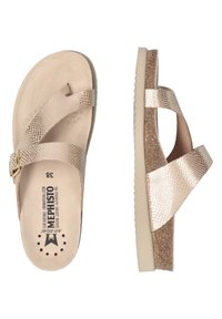 Sandales en cuir texturé doré avec des brides croisées, une semelle en liège et une semelle légère. Accents de boucle et semelle perforée pour la respirabilité.