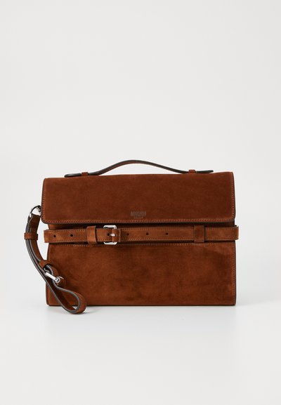 Borsa a tracolla in suede marrone con chiusura a pattina, dettaglio della tracolla regolabile e tracolla removibile. Accenti in pelle liscia e logo.
