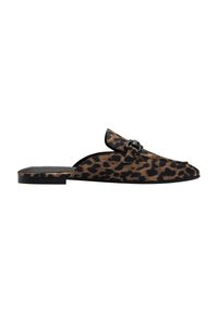 Leopard print slip-on mules featuring a flat sole, a pointed toe, and a decorative black buckle on the upper in smooth fabric.