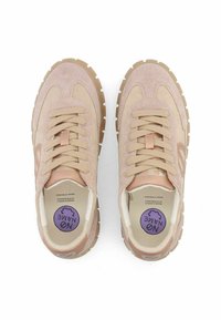 Lichtroze suede sneakers met een gestructureerde bovenkant, beige veters en een chunky zool. Heeft een rond logo op de binnenzool.