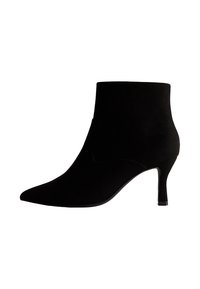 Stivale alla caviglia in suede nero con punta affusolata e tacco sottile e curvo. Design semplice, caratterizzato da una superficie liscia e senza componenti metalliche visibili.