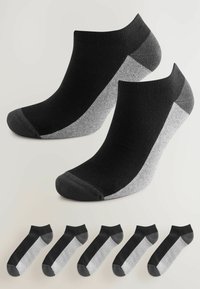 Sosete până la gleznă negre și gri, cu vârf și călcâi întărite. Perechea are un design cu dungi, cu accente gri contrastante.
