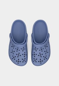 Ζευγάρι μπλε παπουτσιών τύπου κλογκ χωρίς κορδόνια, με οπές εξαερισμού σε σχήμα λουλουδιού και ρυθμιζόμενα λουράκια στη φτέρνα, σε απλό λευκό φόντο.