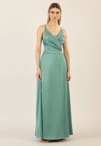 Langes, ärmelloses Abendkleid aus türkisfarbenem Satin. Es hat einen V-Ausschnitt und ein drapiertes Oberteil, eine taillierte Taille und einen fließenden Rock mit einem seitlichen Schlitz.