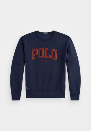Sudadera azul marina con el logo "POLO" bordado en letras rojas, con puños y dobladillo acanalados, y un pequeño logo en la parte inferior izquierda. Fabricada en material de forro polar.