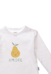 Weißes langärmliges Hemd mit Druckknöpfen an der Schulter. Verziert mit einer gelben Birne mit einem lächelnden Gesicht über dem Wort „AMORE“ in grüner Schrift.