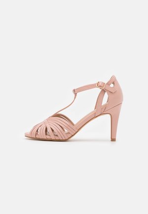 Roze hoge sandalen met een T-riemontwerp, voorzien van geweven leren banden en een 5 cm hak, zachte textuur en een gouden gespaccent.