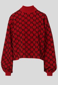 Rode cropped trui met een hoge hals, voorzien van een herhalend zwart logo patroon. Puffmouwen en ribgebreide manchetten maken het ontwerp compleet.