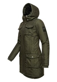 Žalias, pamintas parka tipo paltas su kaptuku. Jame yra dvi krūtinės kišen�ės, dvi šoninės kišenės, raukšlėtos rankogaliai ir tekstūruota vidinė pamušalo medžiaga.