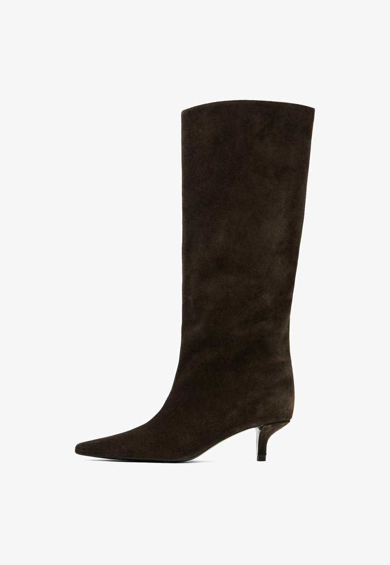 Hnědá semišová kozačka sahající ke kolenům s špičatou špičkou a nízkým podpatkem typu kitten, s hladkou texturou a bezešvým designem.