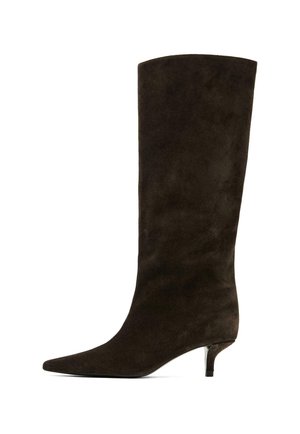 Stivale in suede nero fino al ginocchio con punta affusolata e tacco basso sottile.