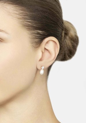 Perlenohrringe mit einem klaren Kristallakzent oben. Goldfarbene Verarbeitung, glatte Oberfläche und klassisches Design.