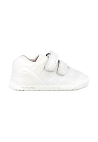 Zapatilla blanca para niños con dos tiras de velcro, acolchado suave y suela texturizada, con la marca "biomecanics" en el lateral.
