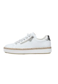 Witte sneaker met een gestructureerde bovenkant, zilveren accenten en een gevlochten jute-achtige zool. Bevat een vetersluiting en een ritsdetail aan de zijkant.