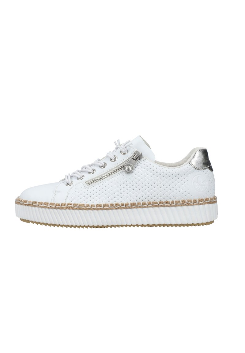Witte sneaker met een gestructureerde bovenkant, zilveren accenten en een gevlochten jute-achtige zool. Bevat een vetersluiting en een ritsdetail aan de zijkant.