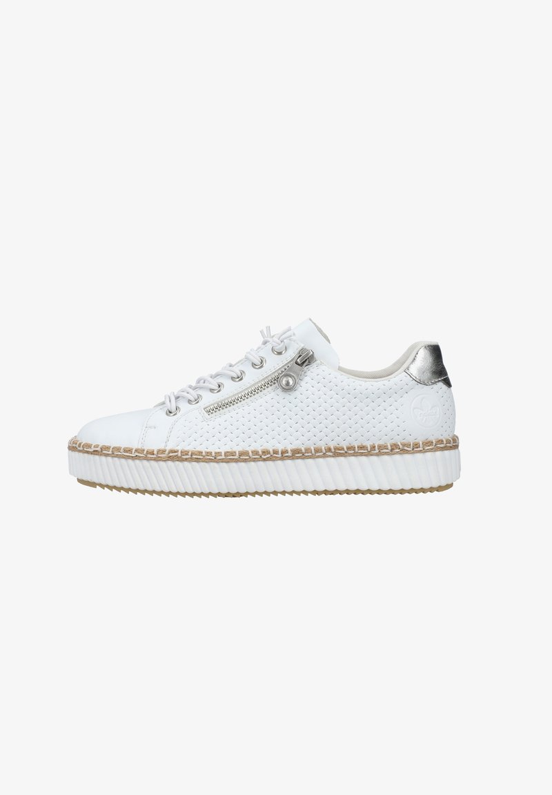 Witte sneaker met een gestructureerde bovenkant, zilveren accenten en een gevlochten jute-achtige zool. Bevat een vetersluiting en een ritsdetail aan de zijkant.