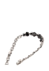 Hõbedane metallranna, millel vahelduvad mustad kivid ja tekstureeritud lingid, turvalise lukustusega kinnitusega.