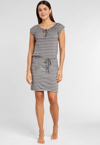 Vestido a rayas gris con mangas cortas de vuelo, cintura ajustable con cordón y detalle de escote con abertura en un tejido suave y ligero.