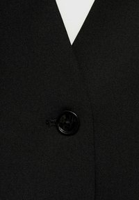 Sort blazerstof med en glat tekstur. Har en blank sort knap og et sjalskrave-design. Minimalistisk æstetik uden mønstre.