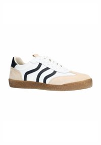 Baskets blanches avec des rayures noires, des accents en daim et une semelle en caoutchouc texturée couleur tan. Bout arrondi et design à lacets pour un ajustement sécurisé.