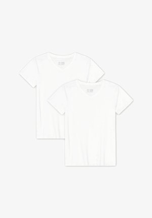 Dos camisetas blancas lisas de manga corta con cuello en V, extendidas y ligeramente superpuestas, con etiquetas de tamaño y cuidado visibles en el interior de los cuellos.