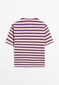 Lyhythihainen T-paita, jossa on vaakasuorat punaiset, siniset ja valkoiset raidat, esitettynä tasaisesti takapuoli näkyvissä.