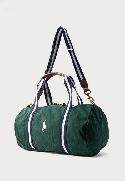 Πράσινη κυλινδρική τσάντα duffel με λευκό λογότυπο παίκτη πόλο, ριγωτό ιμάντα ώμου σε ναυτικό και λευκό χρώμα και λαβές, με καφέ δερμάτινες λεπτομέρειες.