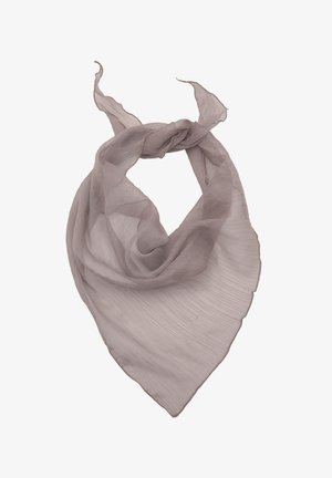 Lichtgrijze sjaal in driehoekige vorm, gemaakt van doorschijnende stof met subtiele plooien, met een zachte, gladde textuur en een vloeiende val.