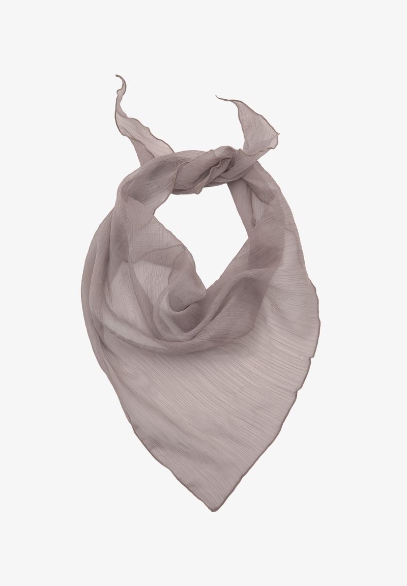 Könnyű, szürke sál, háromszög alakú, áttetsző anyagból készült finom redőkkel, puha, sima tapintású és könnyed eséssel.