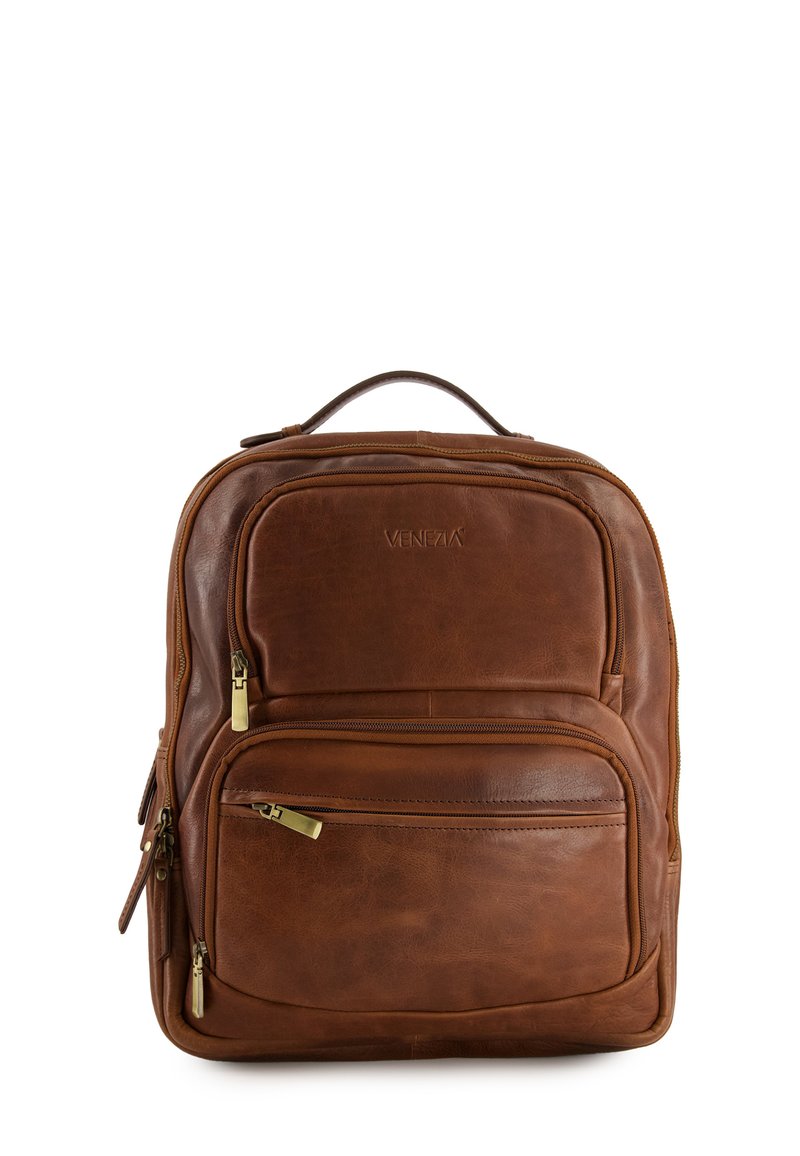 Hnědý kožený batoh s hladkou texturou, který má několik zipových kapes a horní ucho pro nošení. Zlaté kovové detaily.