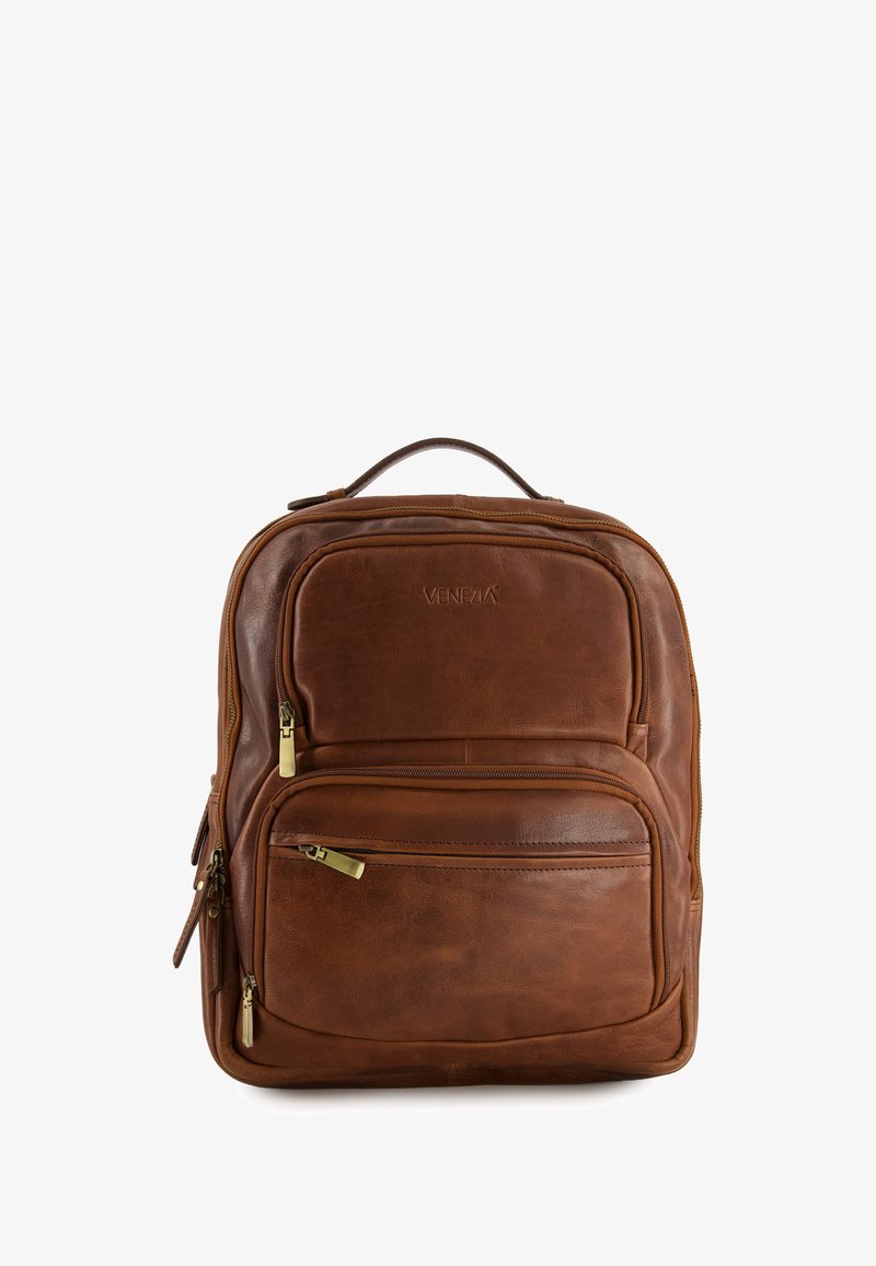 Brązowy skórzany plecak o gładkiej fakturze, z wieloma zamykanymi na zamek kieszeniami i górną rączką do noszenia. Złote akcenty metalowe.
