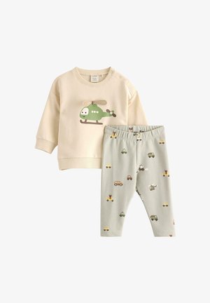 Beige sweatshirt met groene helikopterprint en crèmekleurige accenten, gecombineerd met lichtgroene leggings met diverse voertuigillustraties.
