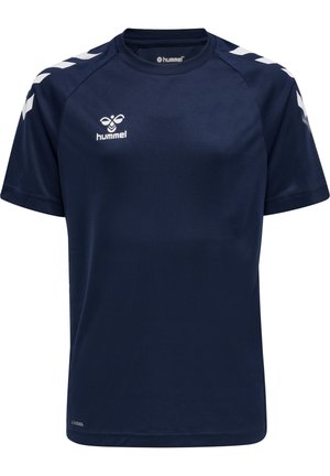 Marineblauw sport t-shirt van ademend materiaal, met een wit logo en chevron-accenten op de mouwen, ronde halslijn en korte mouwen.