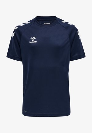 Dunkelblaues Sport-T-Shirt aus feuchtigkeitsableitendem Material, mit weißem Logo und Chevron-Details an den Ärmeln, rundem Ausschnitt und kurzen Ärmeln.