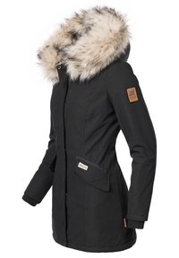 Long manteau d'hiver noir avec une grande capuche bordée de fourrure beige, poches à rabat à l'avant et un écusson sur la manche supérieure.